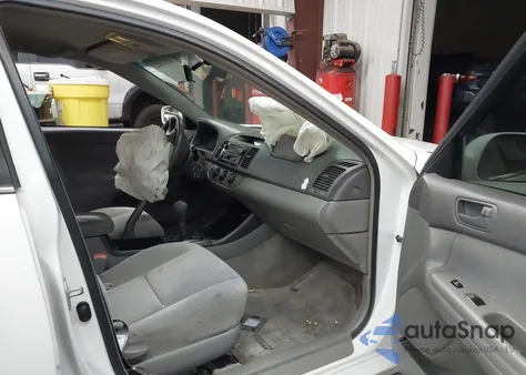 2004 Toyota Camry Le z USA, uszkodzony, nr VIN 4T1BE32KX4U288274